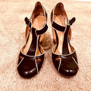 Vintage Nine West Black w/tan trim Heels